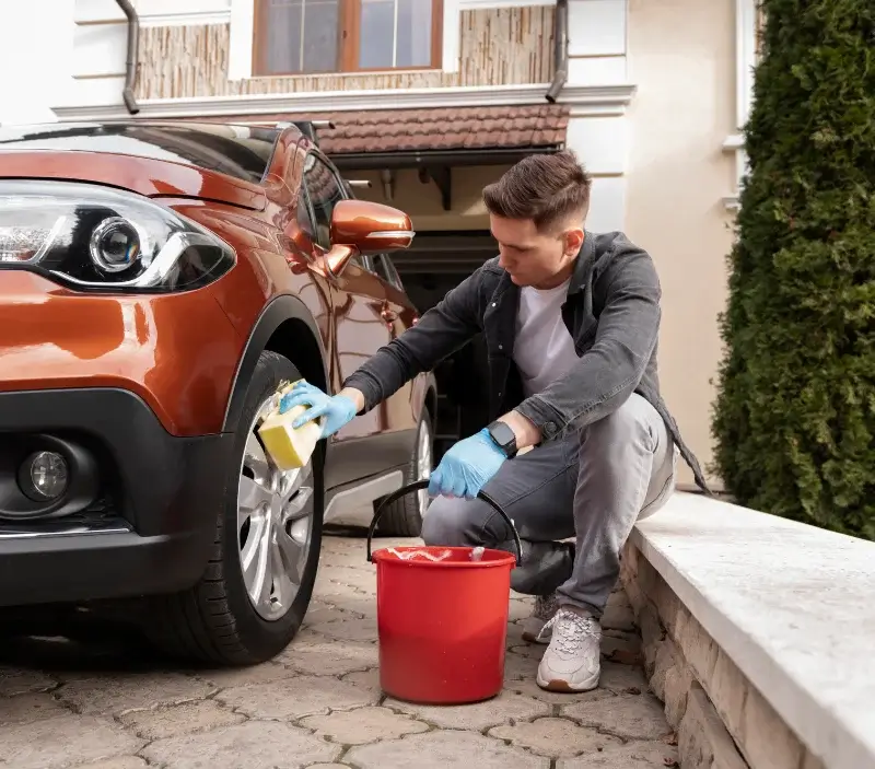 Lavage auto à domicile Laines-aux-Bois : professionnel intervenant sur un véhicule